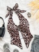 Camisola Negro Elegante con Hebilla Metálica y Dobladillo Asimétrico