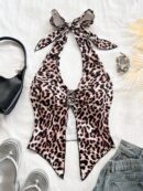 Camisola Negro Elegante con Hebilla Metálica y Dobladillo Asimétrico