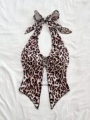 Camisola Negro Elegante con Hebilla Metálica y Dobladillo Asimétrico