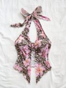 Camisola Negro Elegante con Hebilla Metálica y Dobladillo Asimétrico