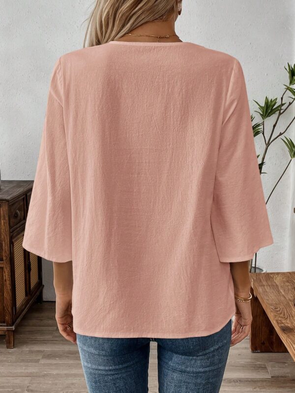 Blusa Casual de Manga Tres Cuartos en Color Sólido con Cuello V - Image 61
