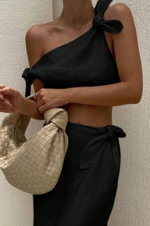 Conjunto Asimétrico de Top Corto y Falda Larga con Nudo a la Cintura