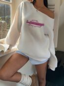 Sudadera Vintage con Estampado de Auto y Hombros Descubiertos