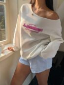 Sudadera Vintage con Estampado de Auto y Hombros Descubiertos