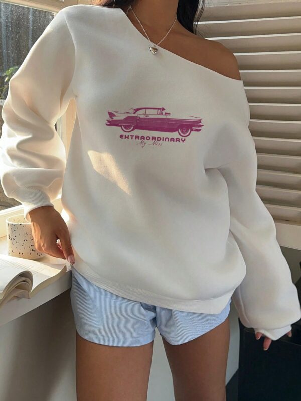 Sudadera Vintage con Estampado de Auto y Hombros Descubiertos - Image 11