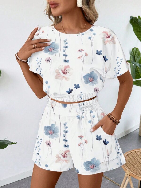 Conjunto Casual de Crop Top y Shorts con Estampado Geométrico - Image 24