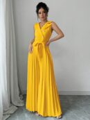Mono Elegante de Doble Botonadura con Pliegues y Cinturón