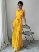 Mono Elegante de Doble Botonadura con Pliegues y Cinturón
