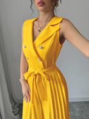 Mono Elegante de Doble Botonadura con Pliegues y Cinturón