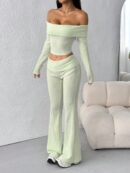 Set de Top Corto y Pantalones Acampanados con Hombros Descubiertos