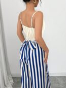 Mono Elegante a Rayas con Cinturón y Tirantes